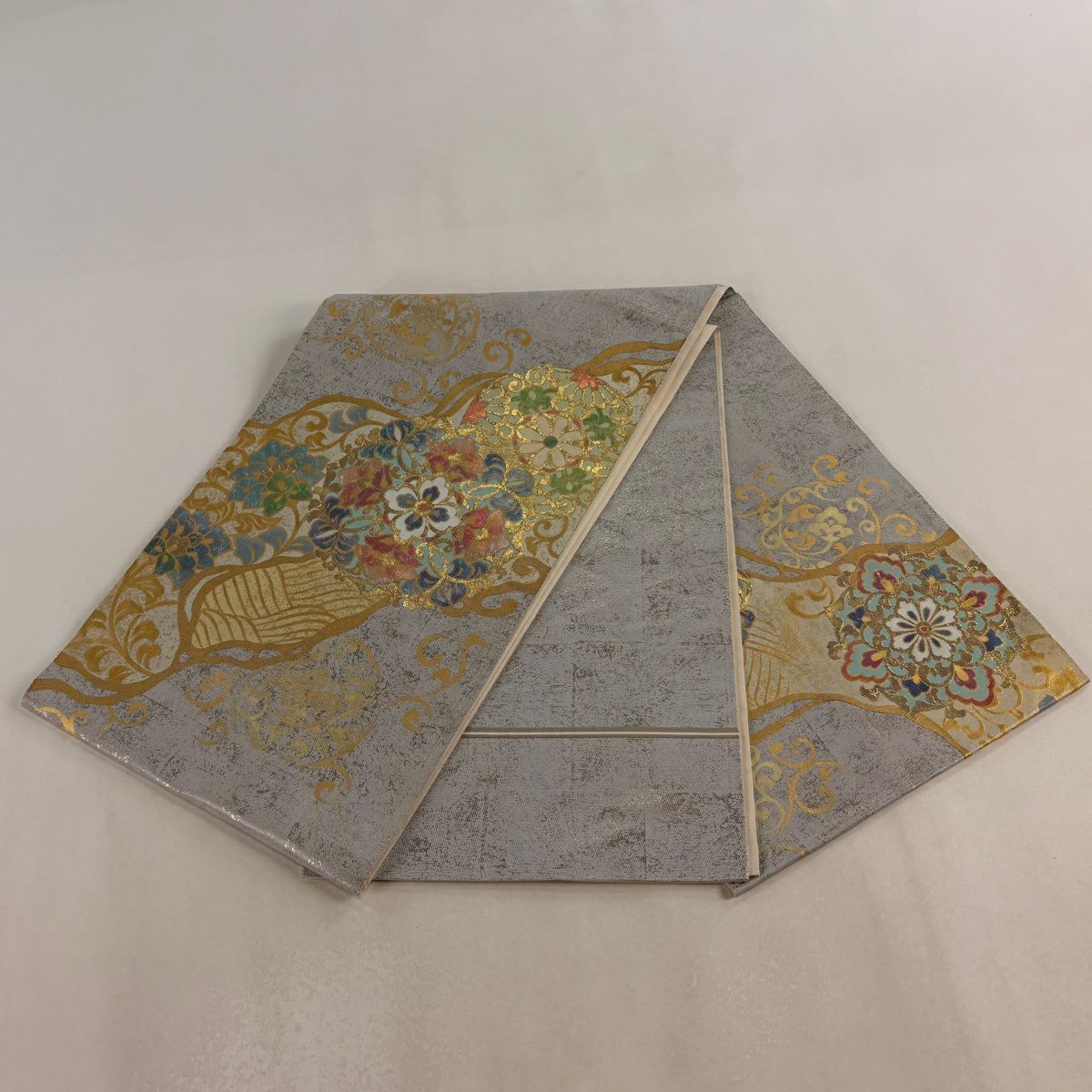 【美品】 袋帶 逸品級 川島織物 落款 華紋 花唐草紋 金金箔 銀色 大鼓圖案 純蠶絲