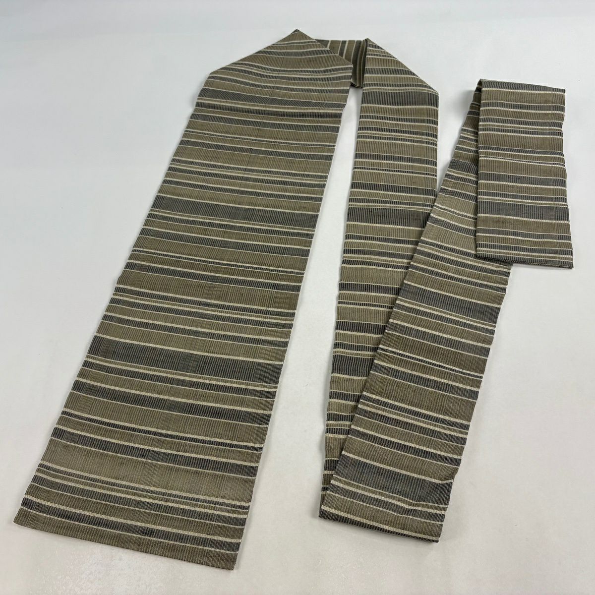 【美品】名古屋帶 逸品級 落款あり 證書あり 菱屋六右衛門 絹科上布 夏帶 縞紋 灰綠 純蠶絲