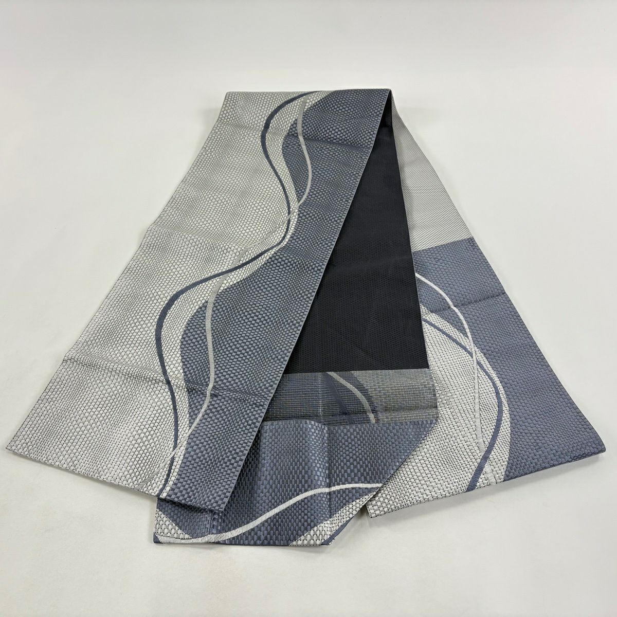 【美品】名古屋帶 秀品級 松樹葉仕立 八寸名古屋帶 よろけ縞 灰白 純蠶絲