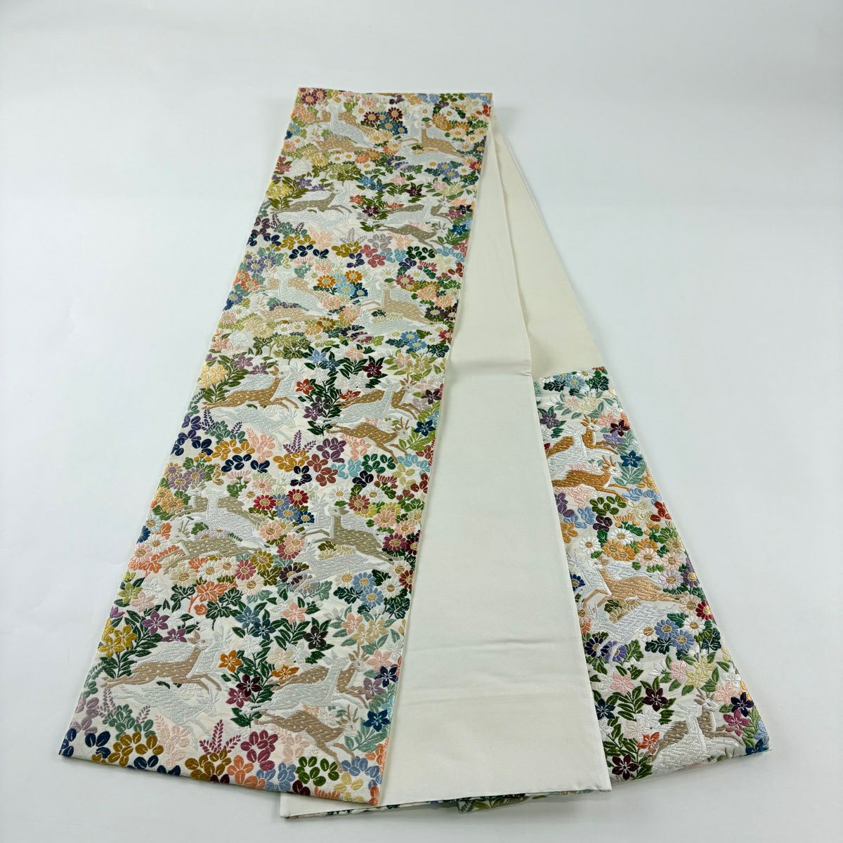 【美品】 袋帶 逸品級 遊鹿草花紋紋 唐織 金絲 灰白 六通 純蠶絲