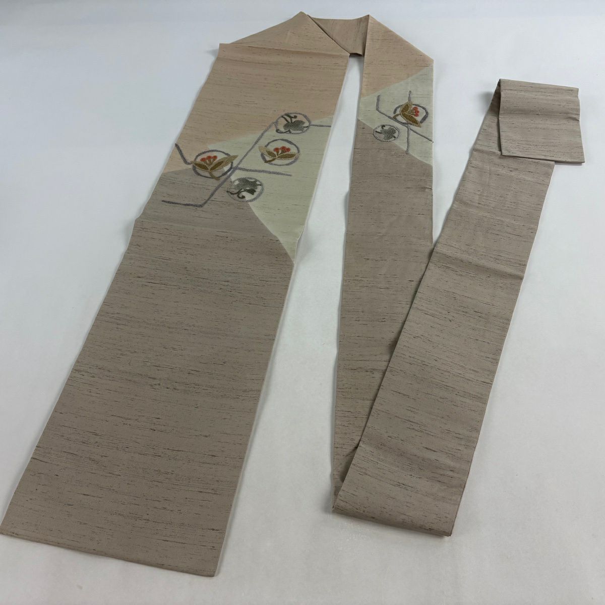【美品】名古屋帶 秀品級 紬織織 草花紋紋 幾何學 相良刺繡 灰茶 純蠶絲