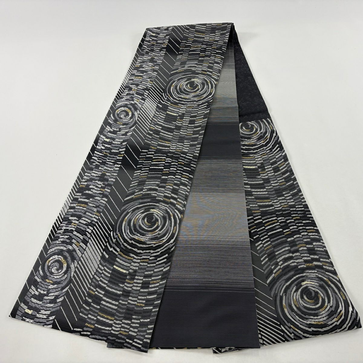 【美品】 袋帶 逸品級 新小石丸 松樹煙染 斜紋 渦卷 金絲 唐織 黑灰 六通 純蠶絲