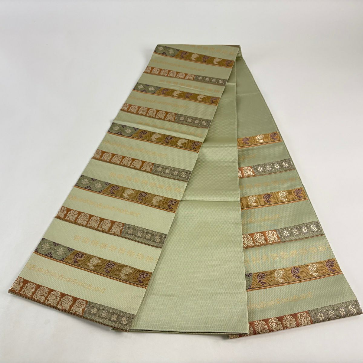 【美品】 袋帶 名品級 花唐草紋 荒磯 刺繡 金金箔 淺綠 お太鼓圖案 純蠶絲