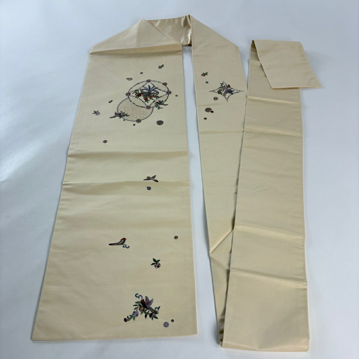 【美品】 名古屋帶 秀品級 花喰鳥 草花紋 金糸 刺繡 米色 純蠶絲