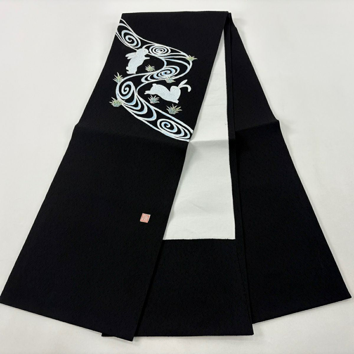 開口名古屋帶 逸品級 附有落款 兔子 葉子圖案 黑色 純蠶絲