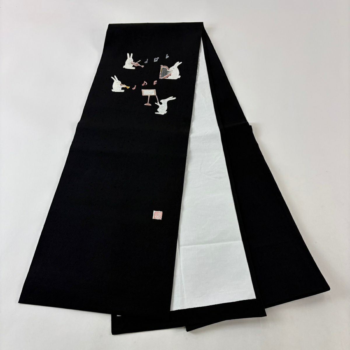 【美品】 開口名古屋帶 逸品級 附有落款 兔子 樂器 黑 純蠶絲