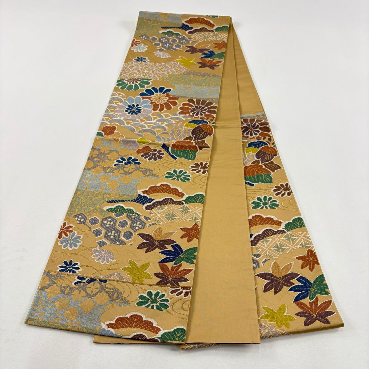 【美品】 袋帶 逸品級 白綾苑大庭 落款あり 菊花 青海波 金金箔 薄茶 六通 純蠶絲