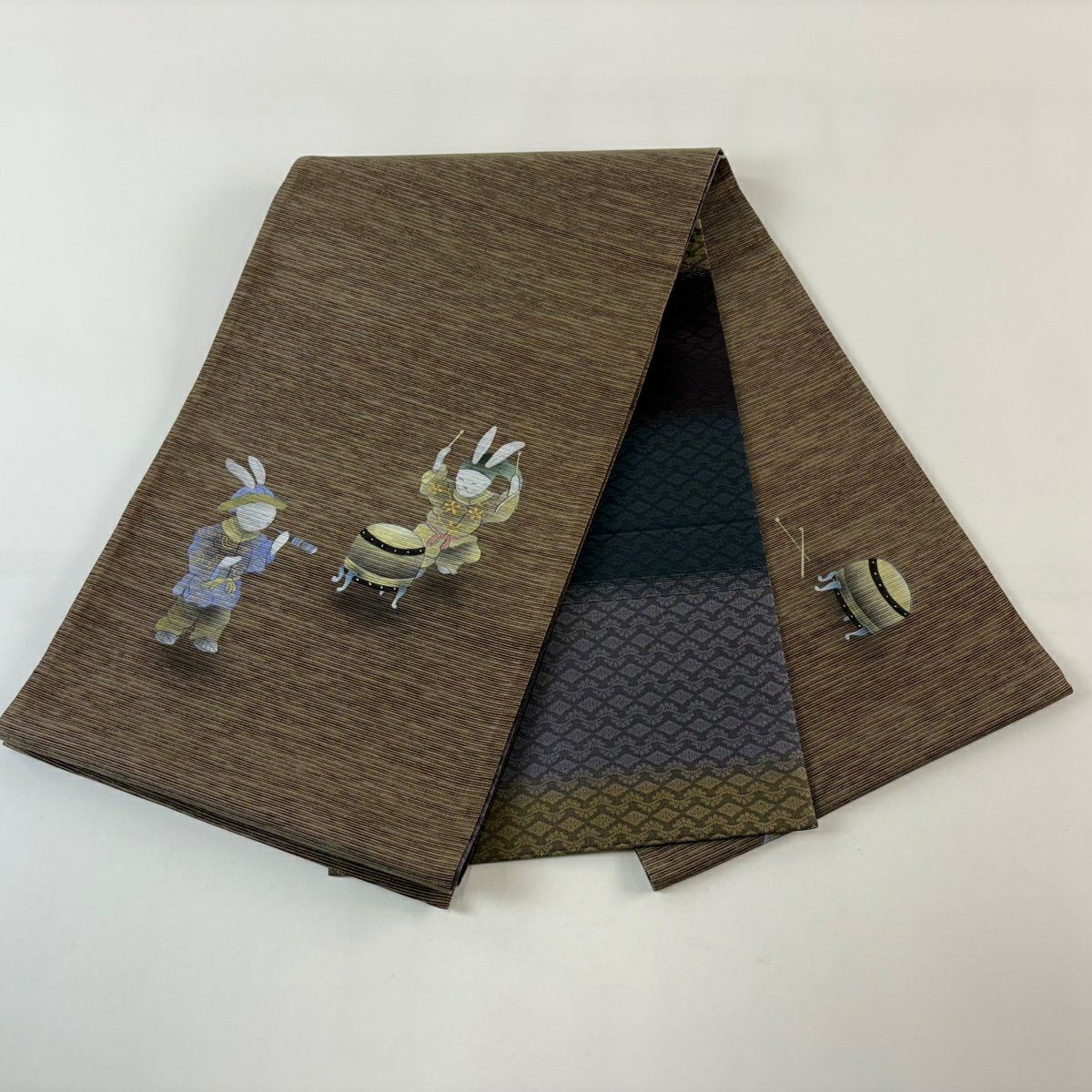 【美品】 袋帶 逸品級 兔子 太鼓 金銀彩 灰茶 大鼓圖案 純蠶絲