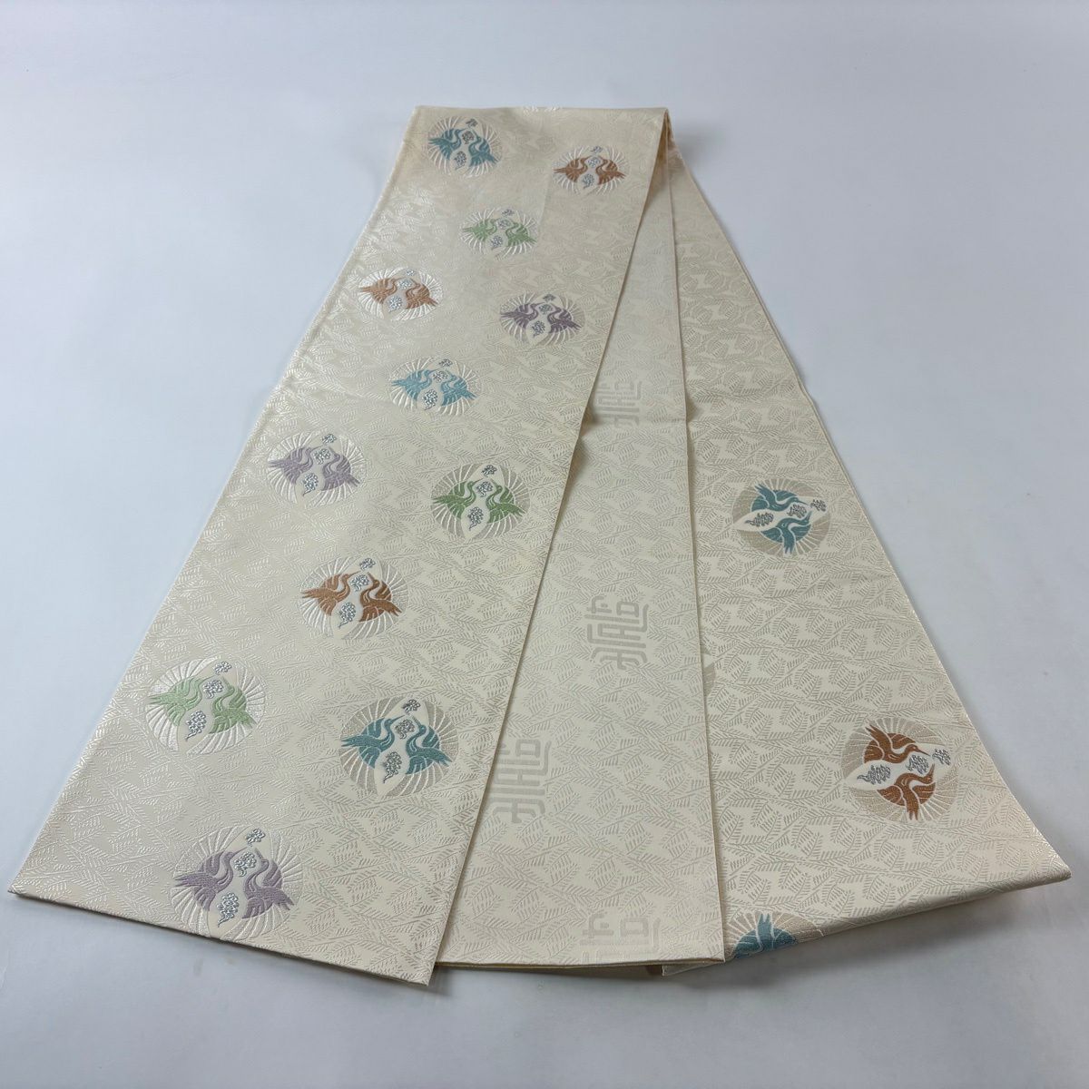 【美品】 袋帶 逸品級 松樹菱與仙鶴的圓文樣 唐織 銀線 奶油色 六通 純蠶絲