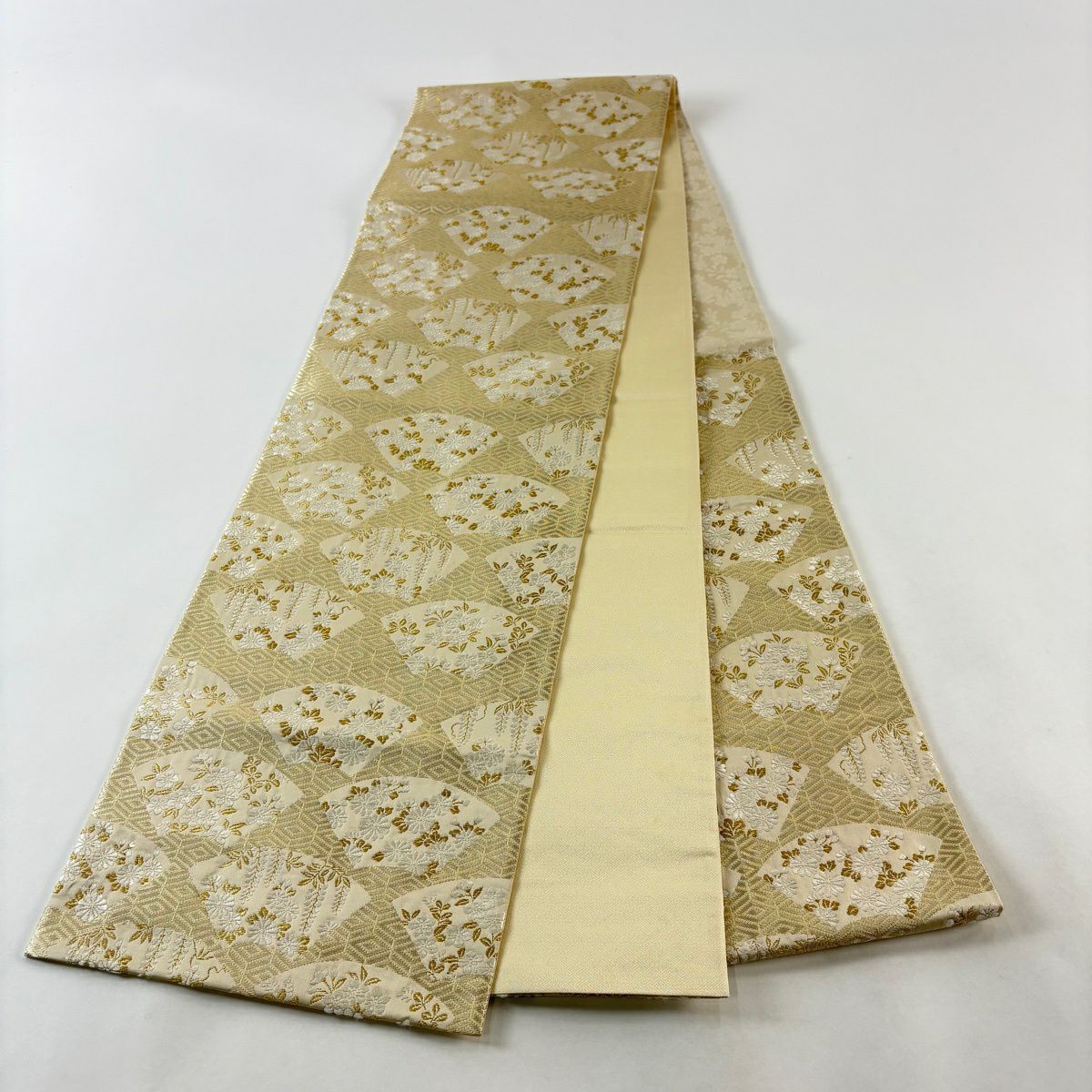 【美品】 袋帶 秀品級 扇子面 草花紋 金糸 金金箔 米色 六通 純蠶絲