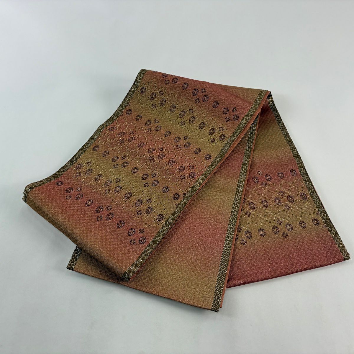 【美品】 袋帶 秀品級 花 菱 金絲 金金箔 茜 紅色 お太鼓圖案 純蠶絲