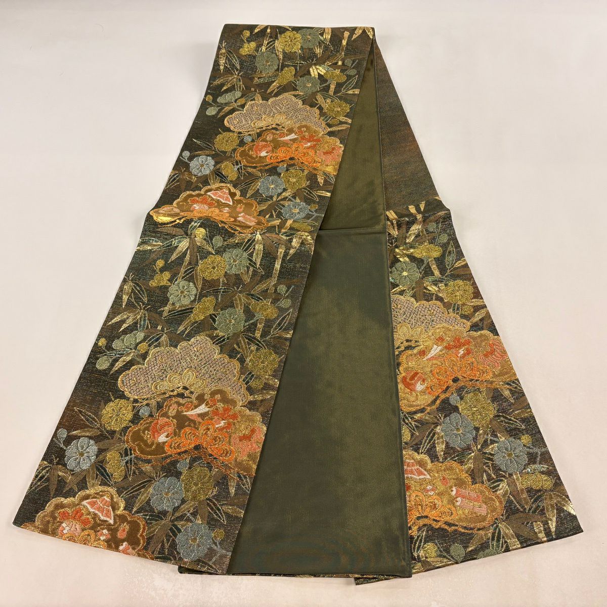 【美品】 袋帶 秀品級 振袖禮服禮服用 松樹竹子梅花 寶盡くし 金金箔 金絲 深綠 六通 純蠶絲