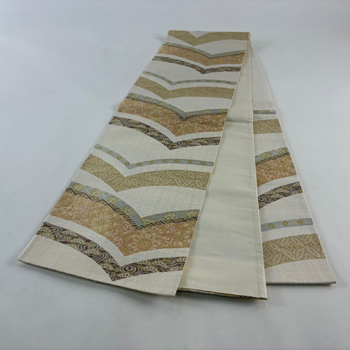 【美品】 袋帶 秀品級 正倉院裂集 花唐草紋 松樹 金絲 米色 六通 純蠶絲