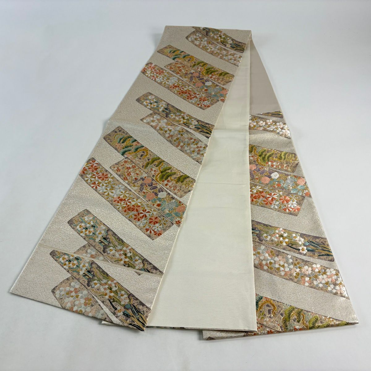 【美品】 袋帶 名品級 祥園 落款 草花紋 松樹 金絲 金金箔 米色 六通 純蠶絲