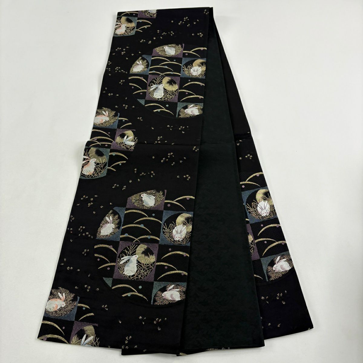 【美品】 袋帶 逸品級 萬葉染 兔子 露芝 金絲 刺繡 黑 六通 純蠶絲