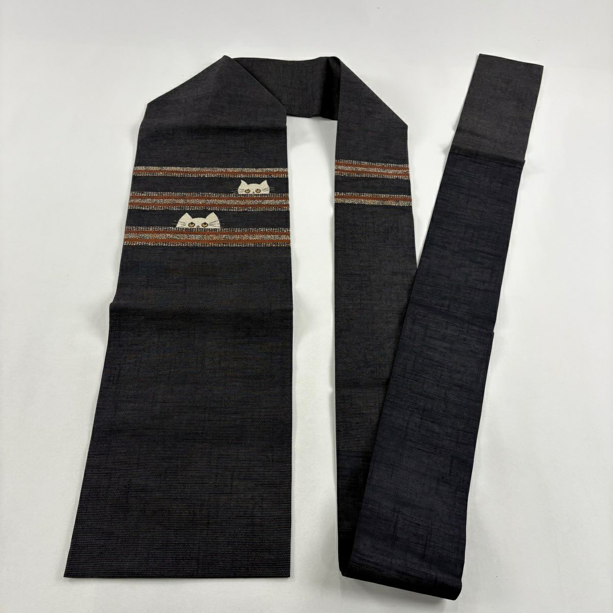 【美品】名古屋帶 逸品級 夏帶 貓圖案 條紋 刺繡 金彩裝飾 黑灰 純蠶絲