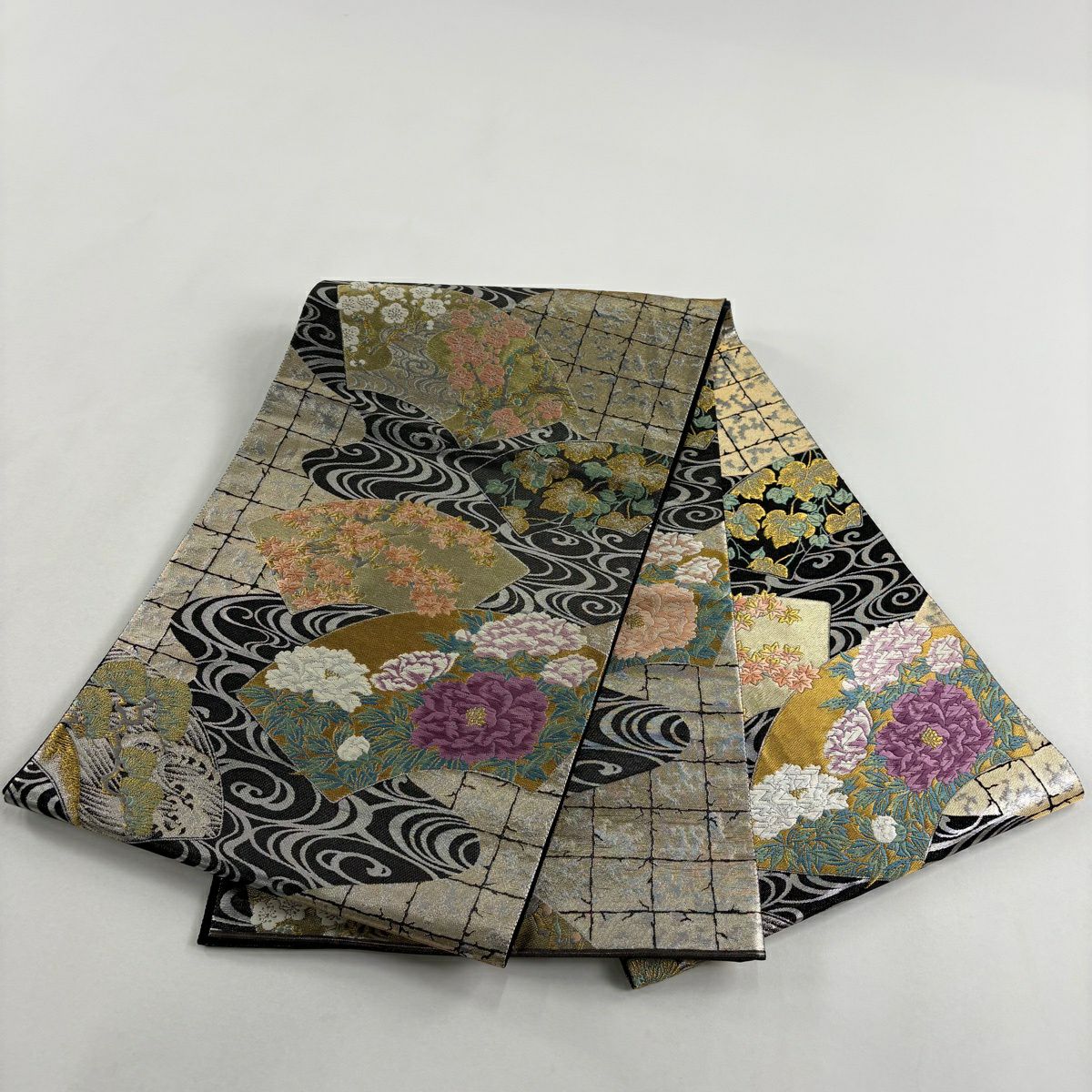 【美品】 袋帶 逸品級 じゅらく 落款あり じゅらく帝王紫 扇子面 牡丹 刺繡 金金箔 黑 お太鼓柄 純蠶絲