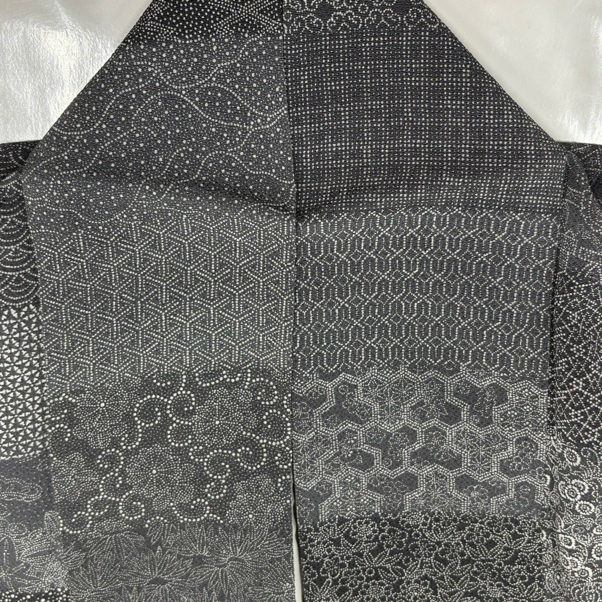 【美品】 小紋 身長159cm 袖長60cm S 雙層 落款あり 松樹竹子梅花 有職紋樣 縮緬 灰色 純蠶絲 名品級