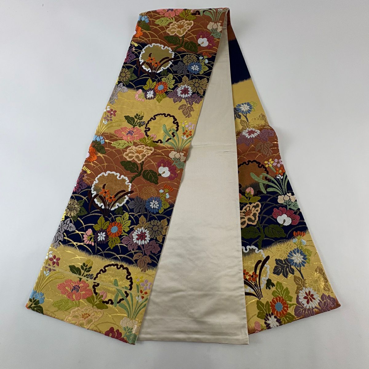 【美品】 袋帶 名品級 草花紋 雪輪 唐織 金金箔 淡黃土 深通 純蠶絲