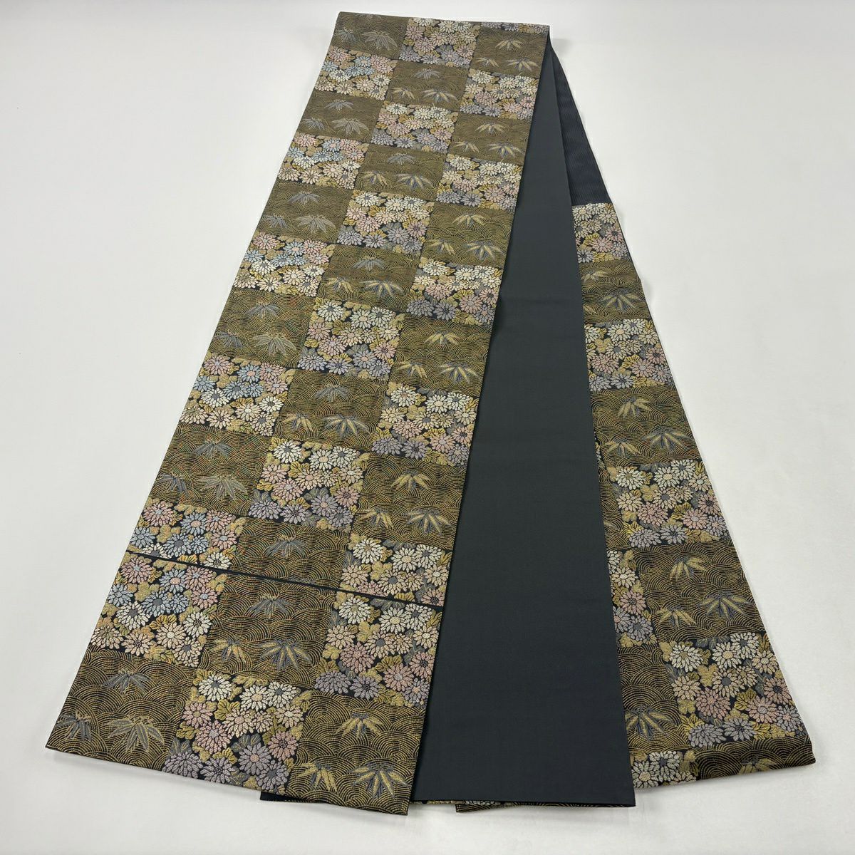 【美品】 袋帶 名品級 金金箔屋清兵衛 落款あり 草木染 市松樹小花紋 金金箔 唐織 茶綠 六通 純蠶絲