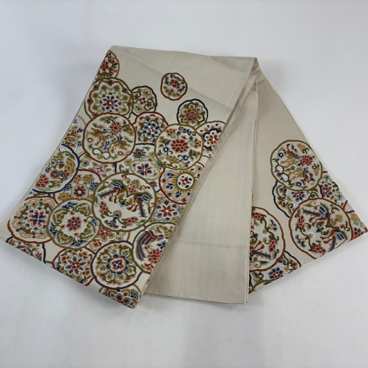 【美品】 袋帶 逸品級 向鳥 草花紋 相良刺繡 米色 お太鼓柄 純蠶絲