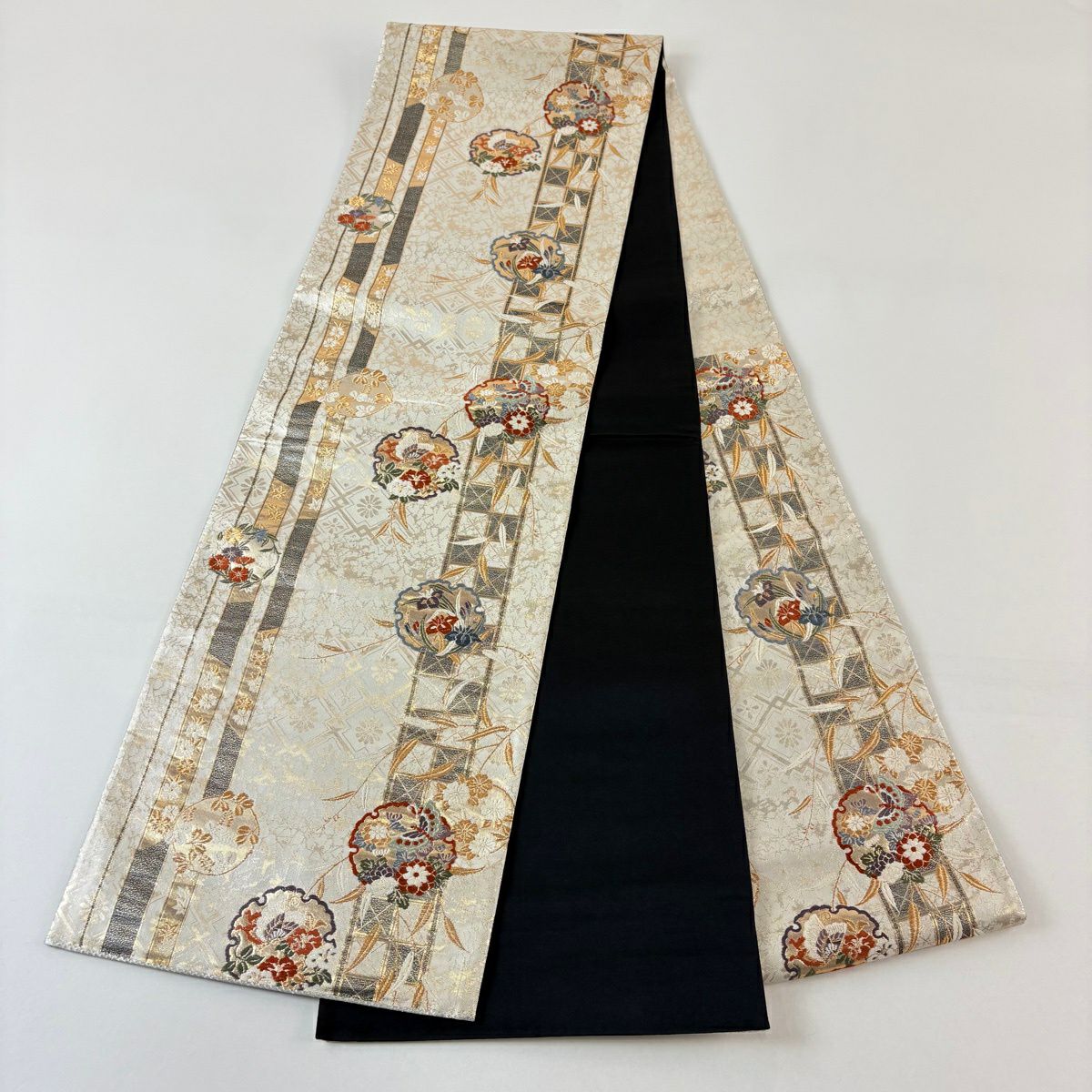 【美品】 袋帶 秀品級 雪輪 蝶 金絲 刺繡 米色 六通 純蠶絲