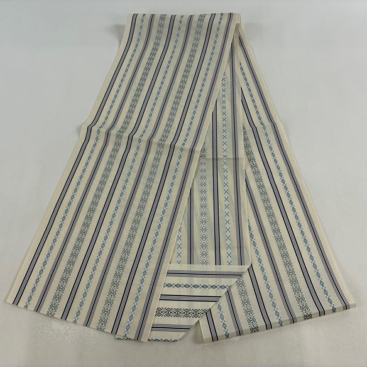 【美品】名古屋帶 逸品級 證書齊全 博多織 紗織 八寸名古屋帶 松樹葉仕立 献上圖案 奶油色 純蠶絲