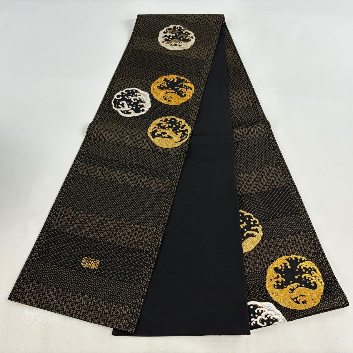 【美品】 袋帶 逸品級 渡文 落款 波 有職紋樣 金金箔 金絲 黑色 お太鼓圖案 純蠶絲