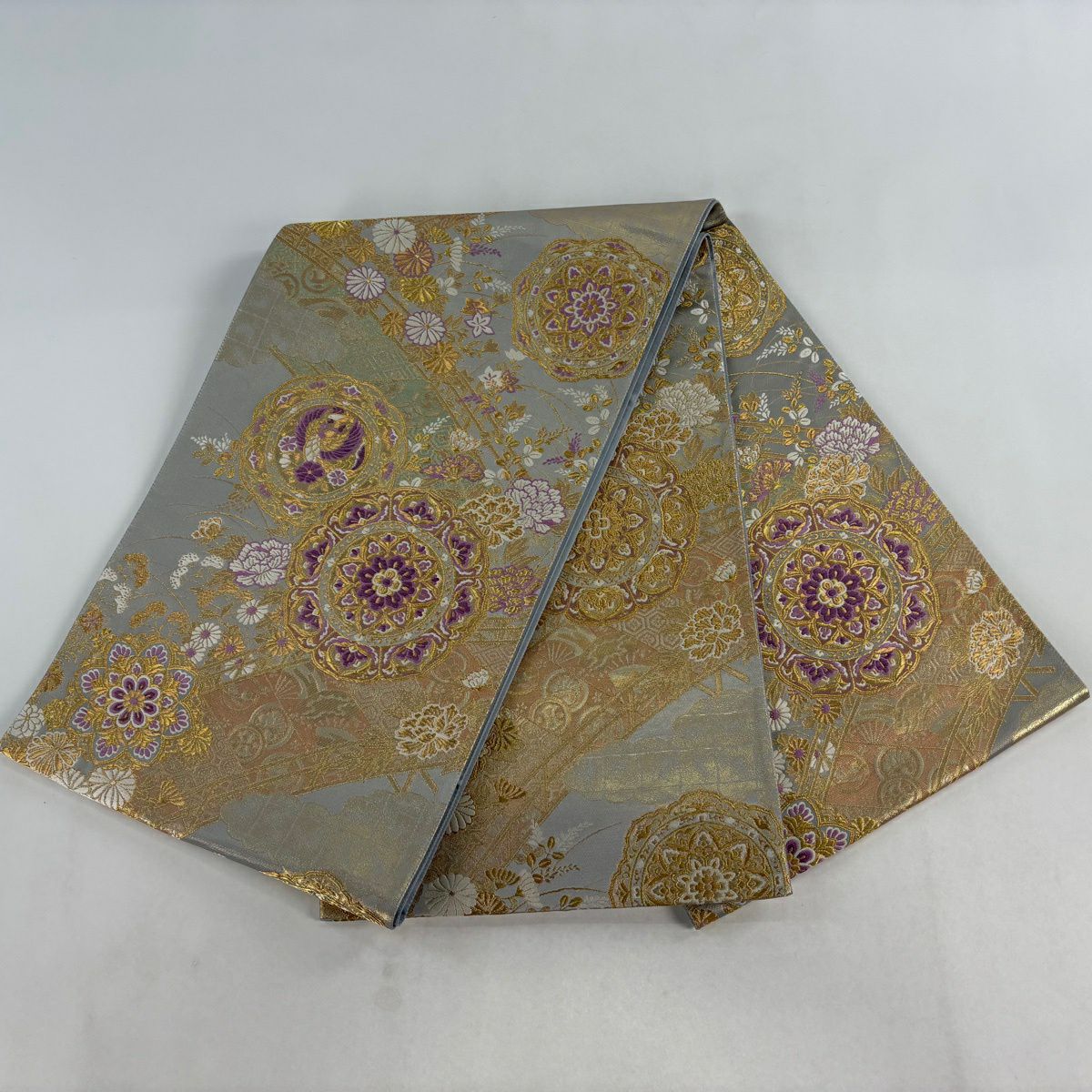 【美品】 袋帶 逸品級 じゅらく 落款あり 帝王紫 華紋 草花紋 金糸 金金箔 灰色 お太鼓柄 純蠶絲