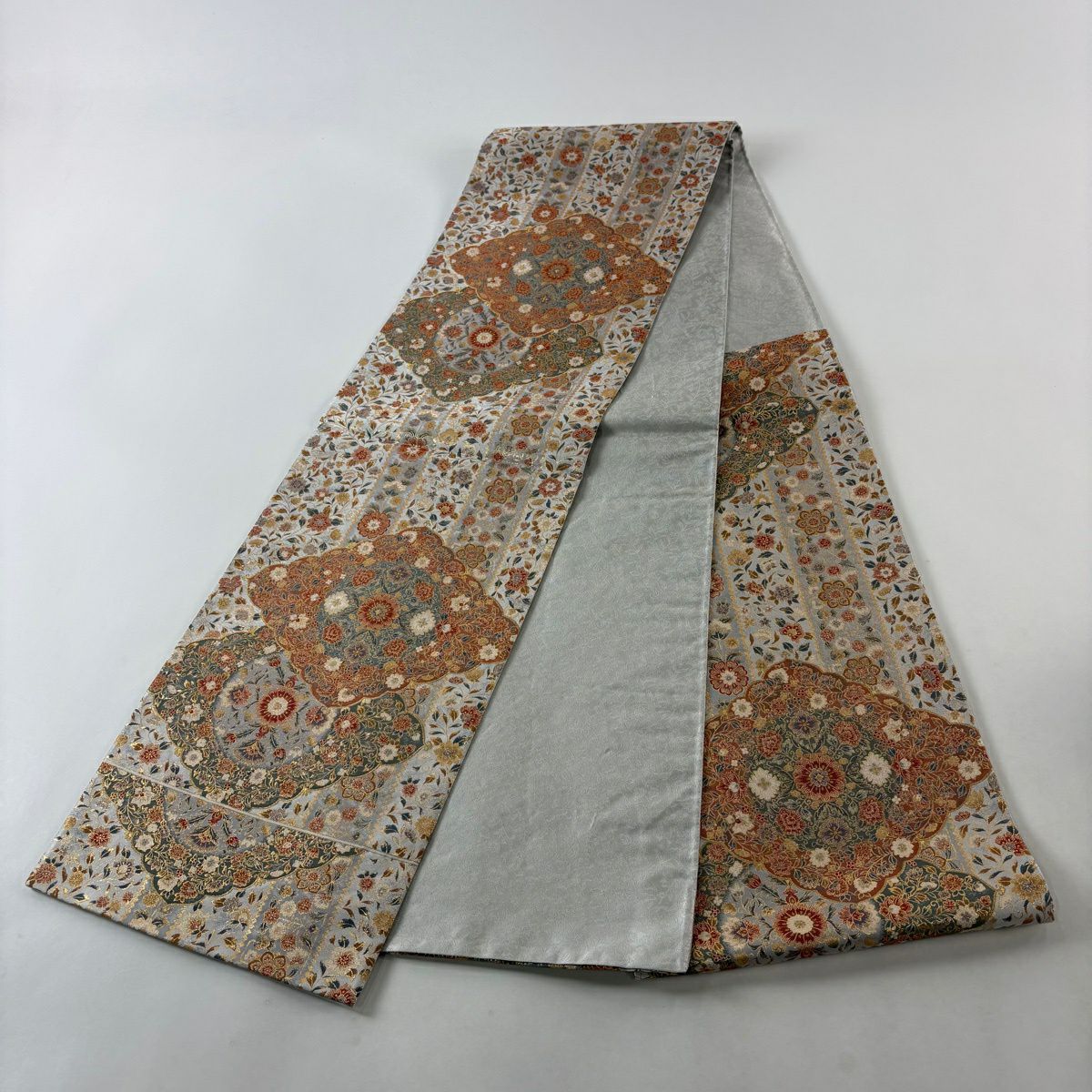 【美品】 袋帶 秀品級 華紋 草花紋 金糸 金金箔 灰白 六通 純蠶絲