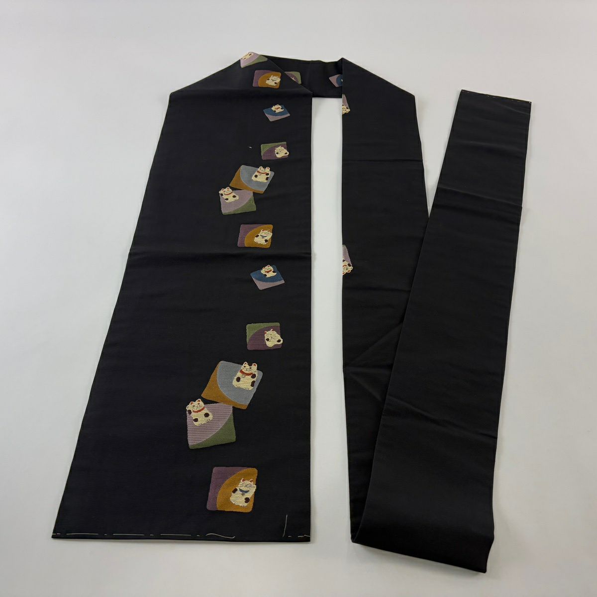 【美品】名古屋帶 名品級 招財貓 幾何圖案 金絲 黑 純蠶絲
