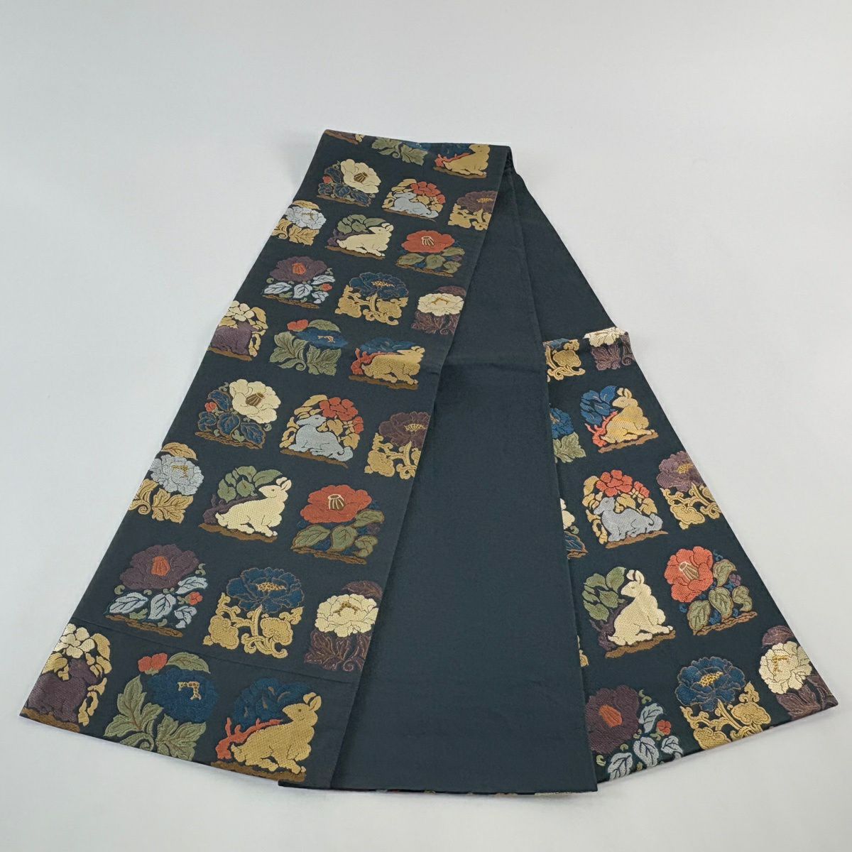 【美品】 袋帶 名品級 花兔 草花紋刺繡 金金箔 深綠 六通 純蠶絲