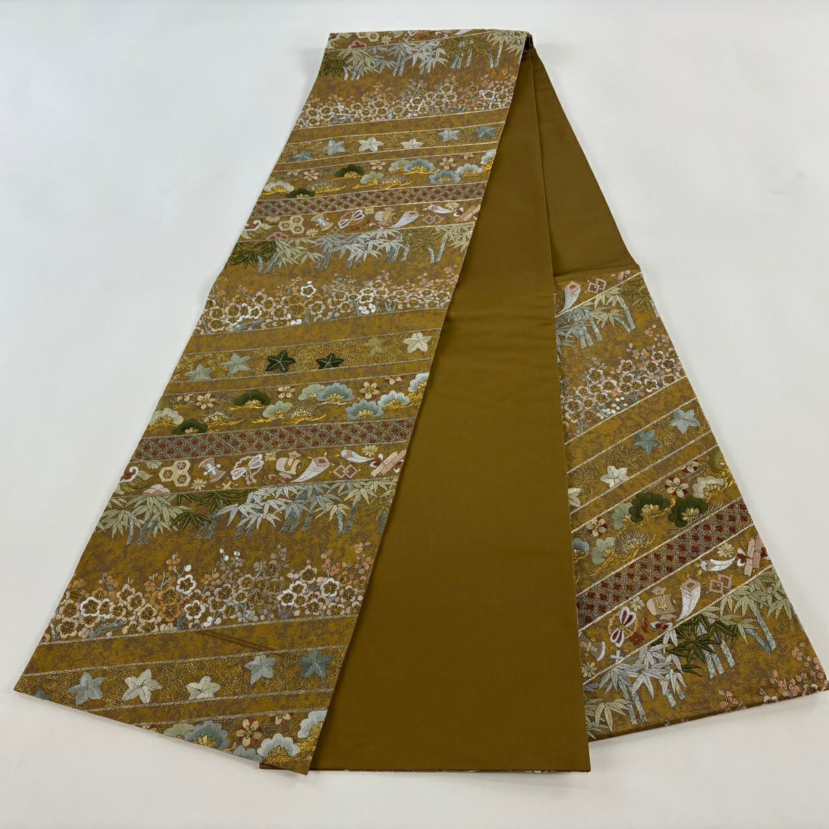 【美品】 袋帶 逸品級 松樹竹子梅花 寶盡くし 刺繡 金銀彩 山吹茶 六通 純蠶絲