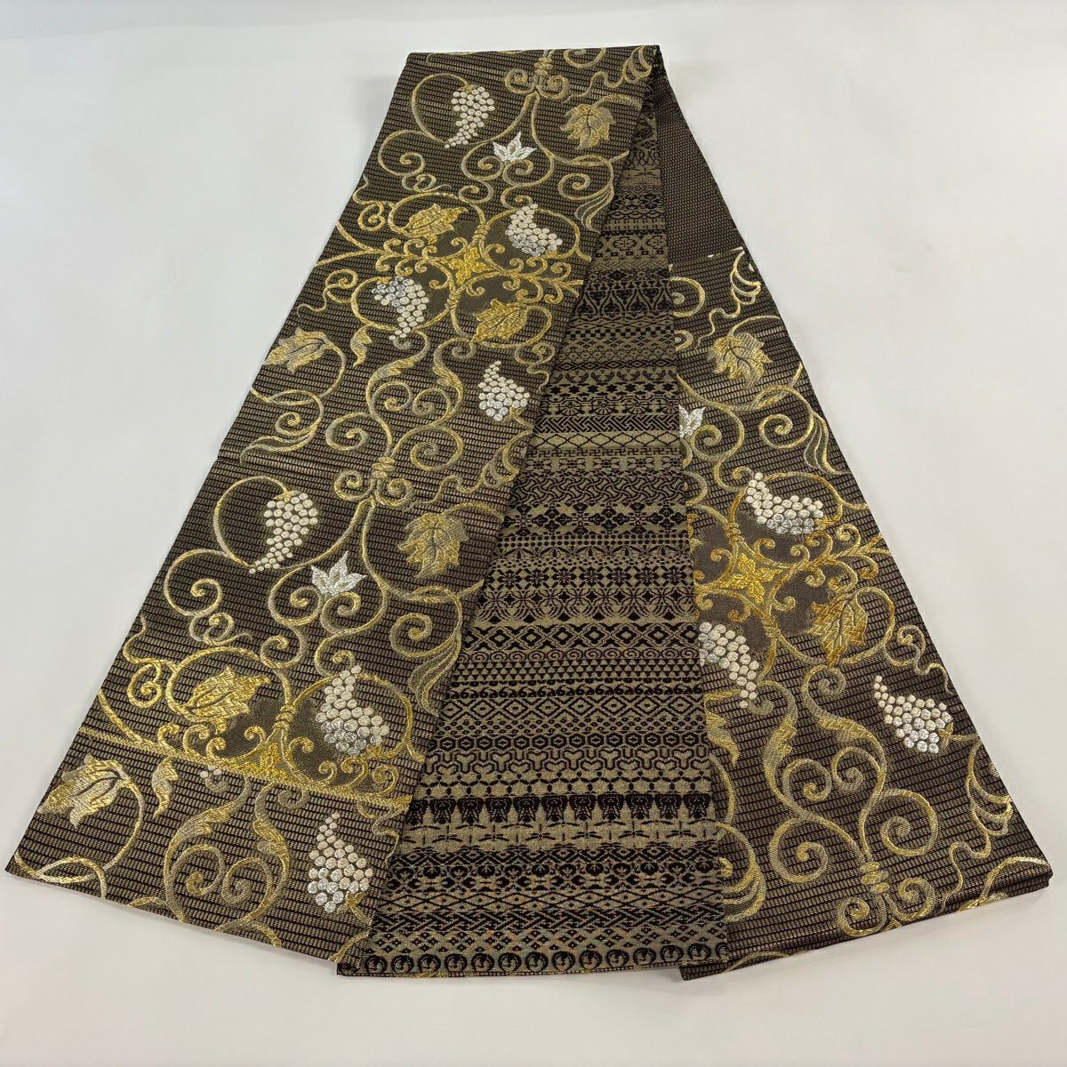 【美品】 袋帶 逸品級 誉田屋源兵衛 落款 鈴乃屋 葡萄唐草紋 刺繡 金銀彩 金茶 六通 純蠶絲