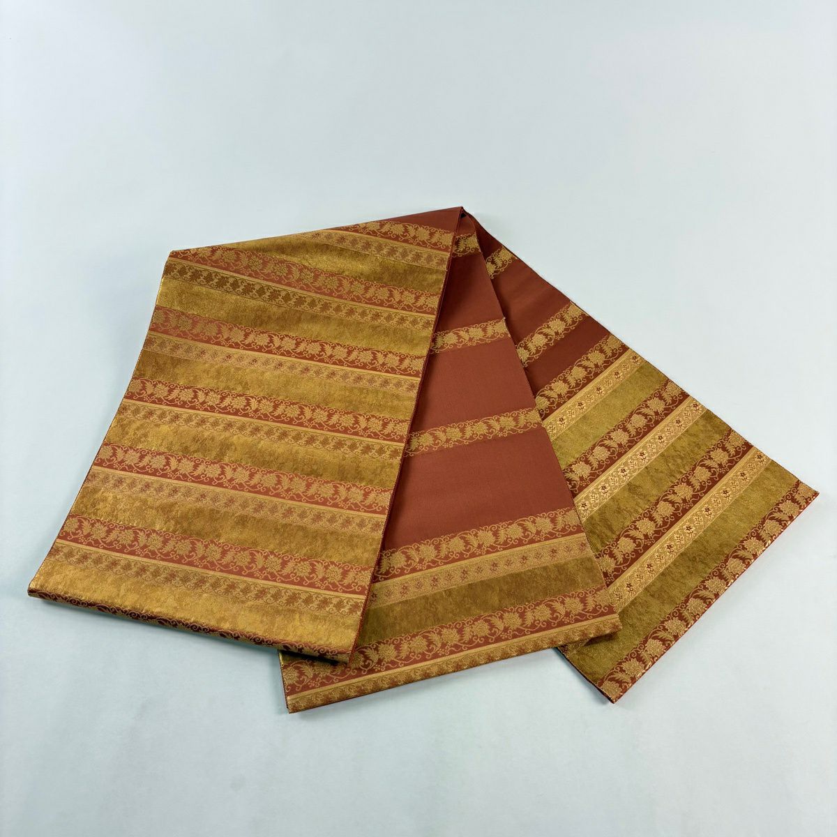 【美品】 袋帶 名品級 名物裂間道 段縞 花唐草紋 金金箔 紅茶 お太鼓柄 純蠶絲