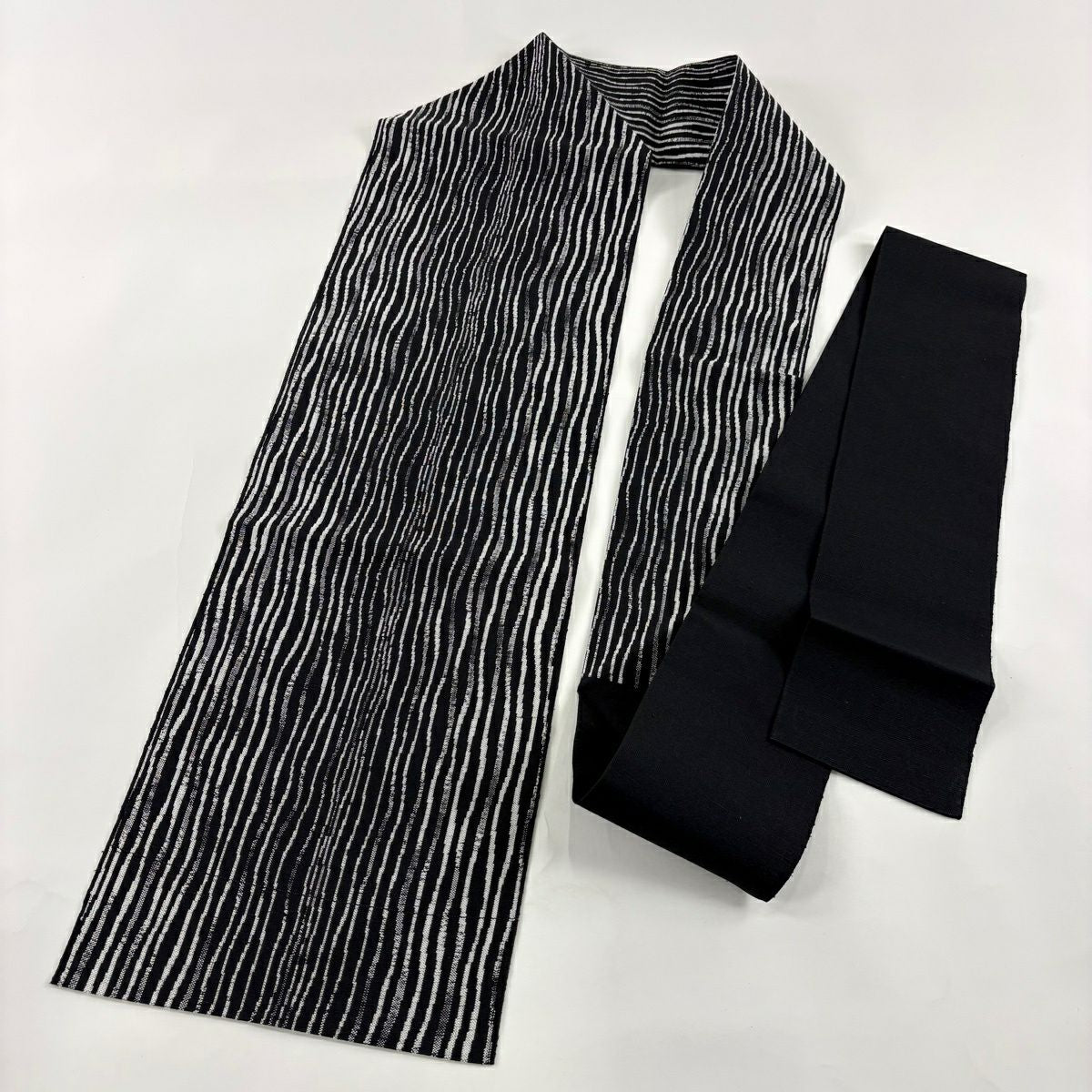 【美品】 名古屋帶 秀品級 八寸名古屋帶 紬織織地 よろけ縞 黑 純蠶絲