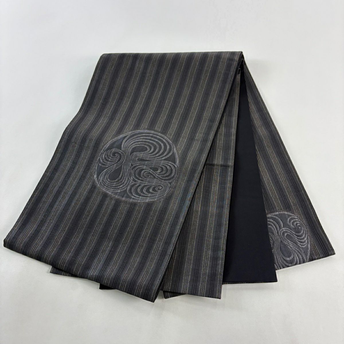 【美品】 袋帶 逸品級 加納幸 落款あり 縞模樣 波 金金箔 黑灰 お太鼓柄 純蠶絲