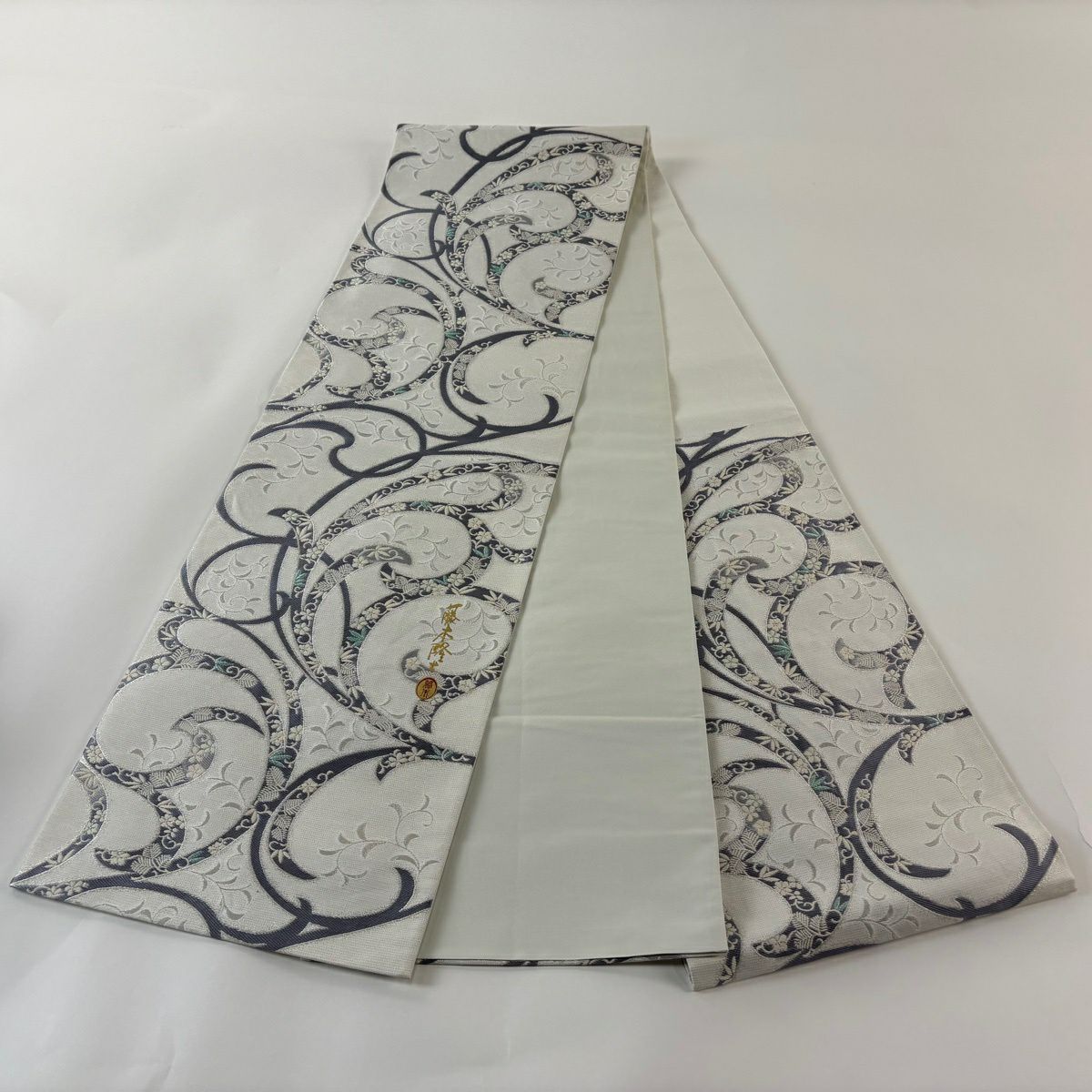 【美品】 袋帶 逸品級 藤本隆士 落款 唐草紋 松樹竹子梅花 螺鈿 銀線 白色 お太鼓圖案 純蠶絲