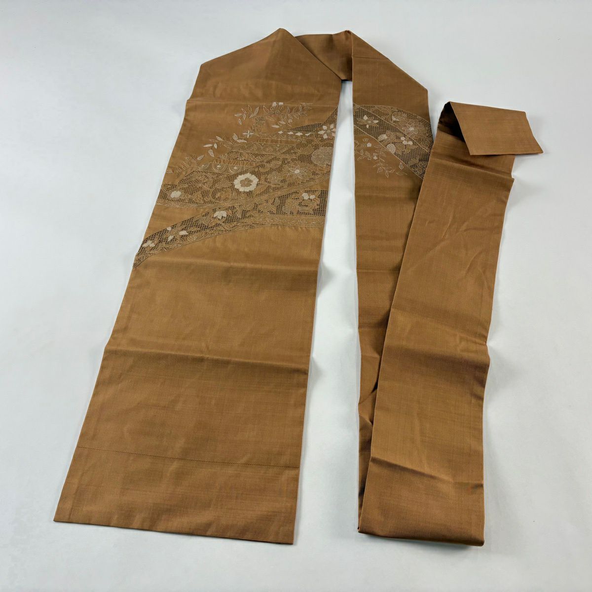 【美品】名古屋帶 秀品級 紬織織 花唐草紋 草花紋刺繡 山吹茶 純蠶絲