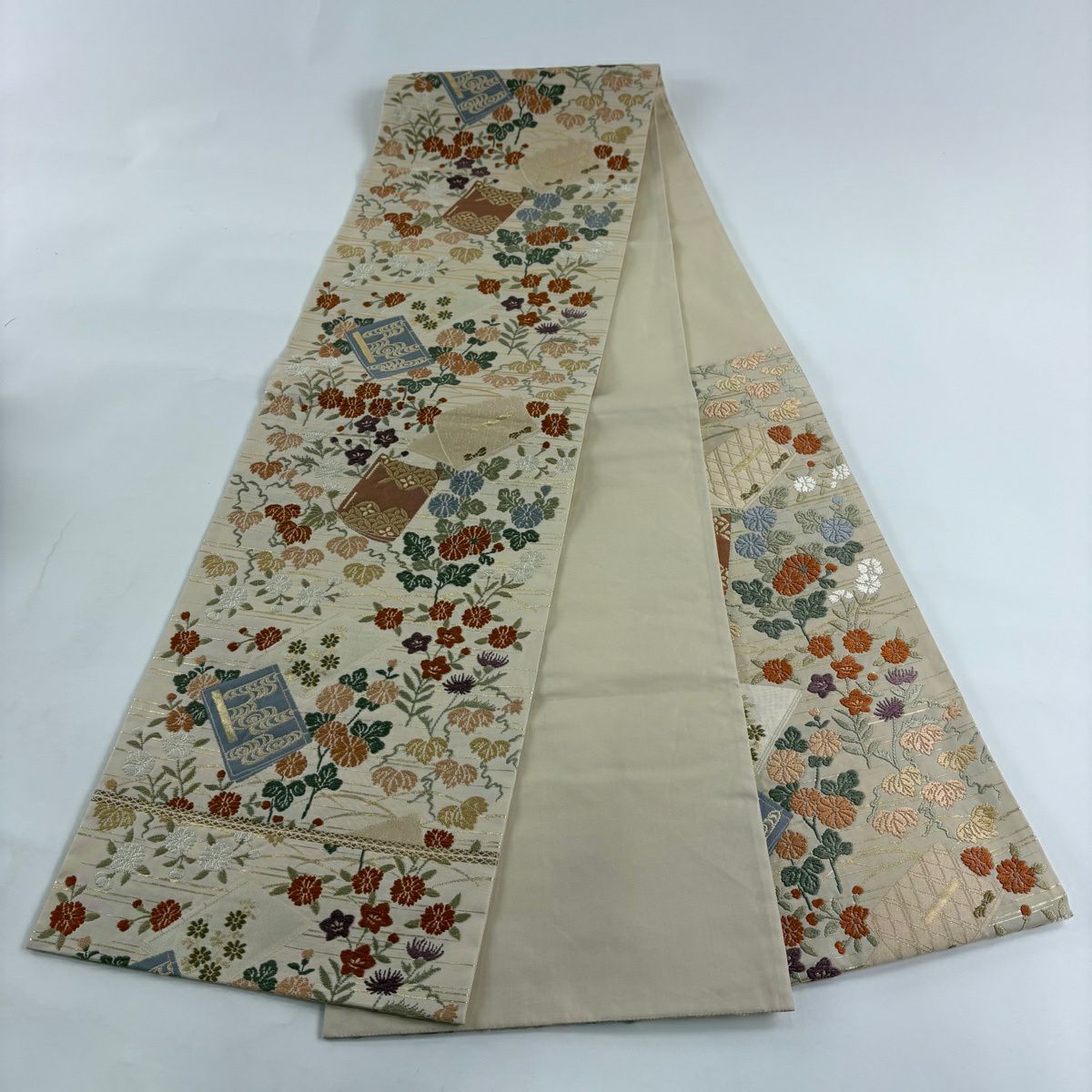 【美品】 袋帶 秀品級 冊子 草花紋紋 唐織 金金箔 米色 六通 純蠶絲