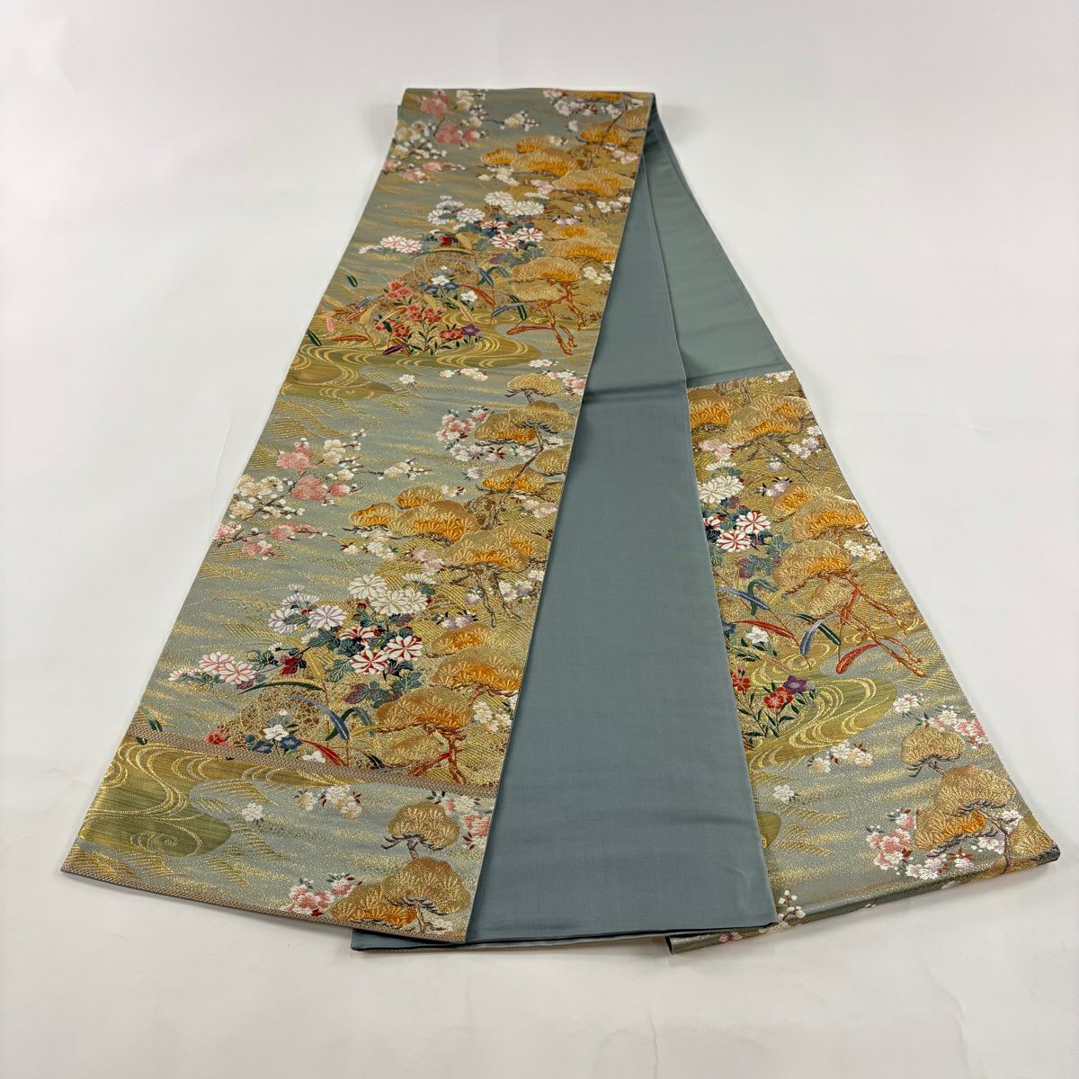 【美品】 袋帶 秀品級 關西仕立 日本的美 笠松樹 草花紋紋 金線 金金箔 灰綠 六通 純蠶絲