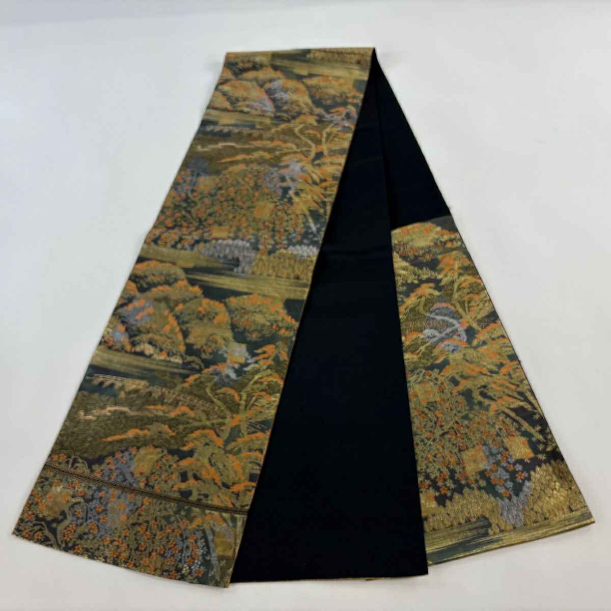 【美品】 袋帶 秀品級 服部織物 落款あり 山並 樹木 金金箔 金色 六通 純蠶絲