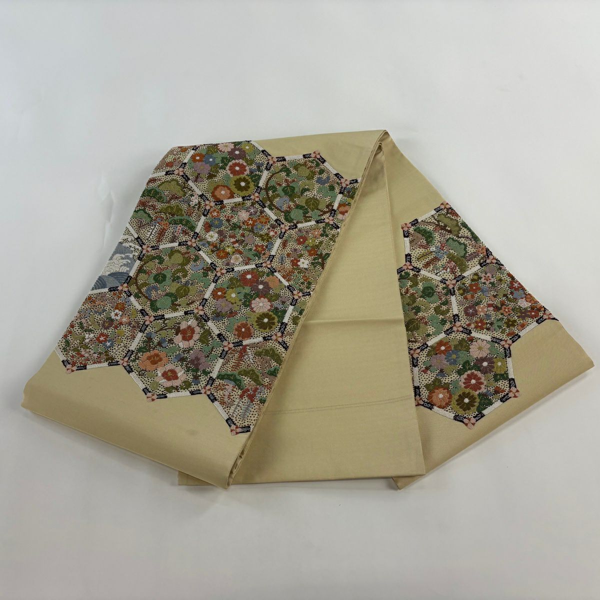 【美品】 袋帶 逸品級 龜甲 草花紋紋 相良刺繡 金絲 米色 大鼓圖案 純蠶絲