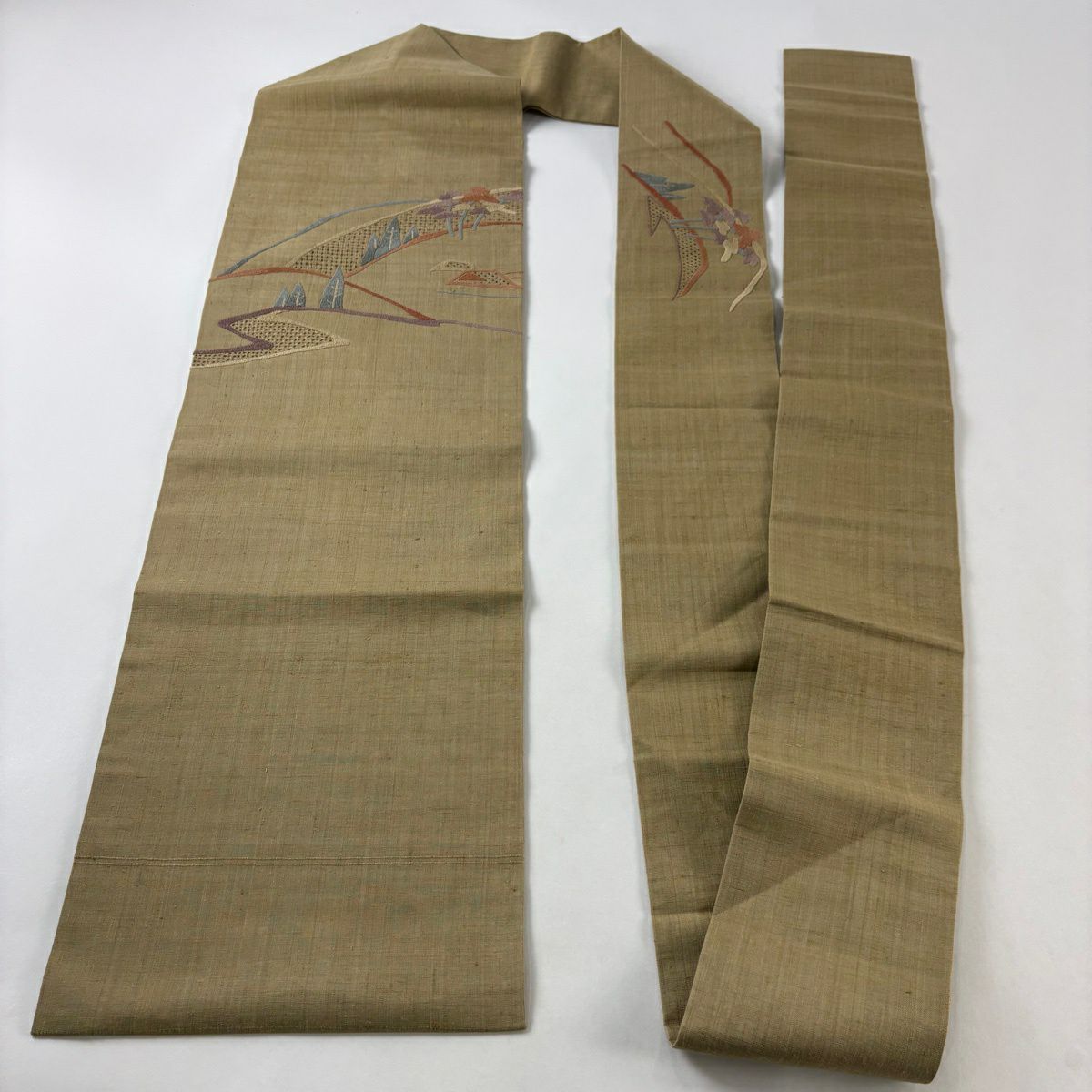【美品】名古屋帶 秀品級 關西仕立 紬織織 樹木 流水 相良刺繡 薄茶 純蠶絲