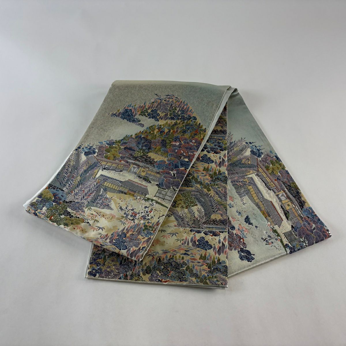 【美品】 袋帶 秀品級 關西仕立 建築物 樹木 金金箔 金銀彩 米色 六通 純蠶絲