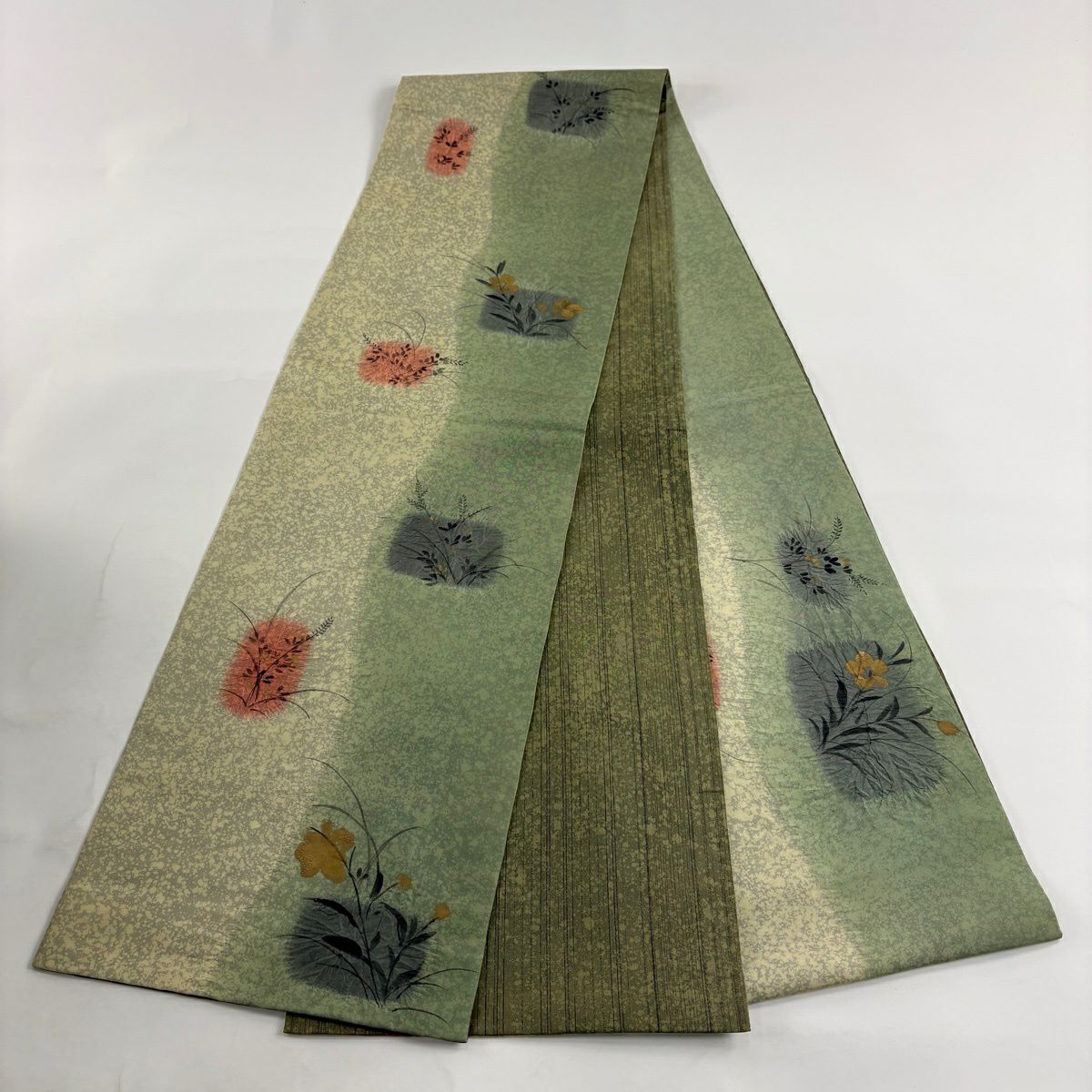 【美品】 袋帶 秀品級 草花紋 金糸 絞染 灰綠 お太鼓柄 純蠶絲