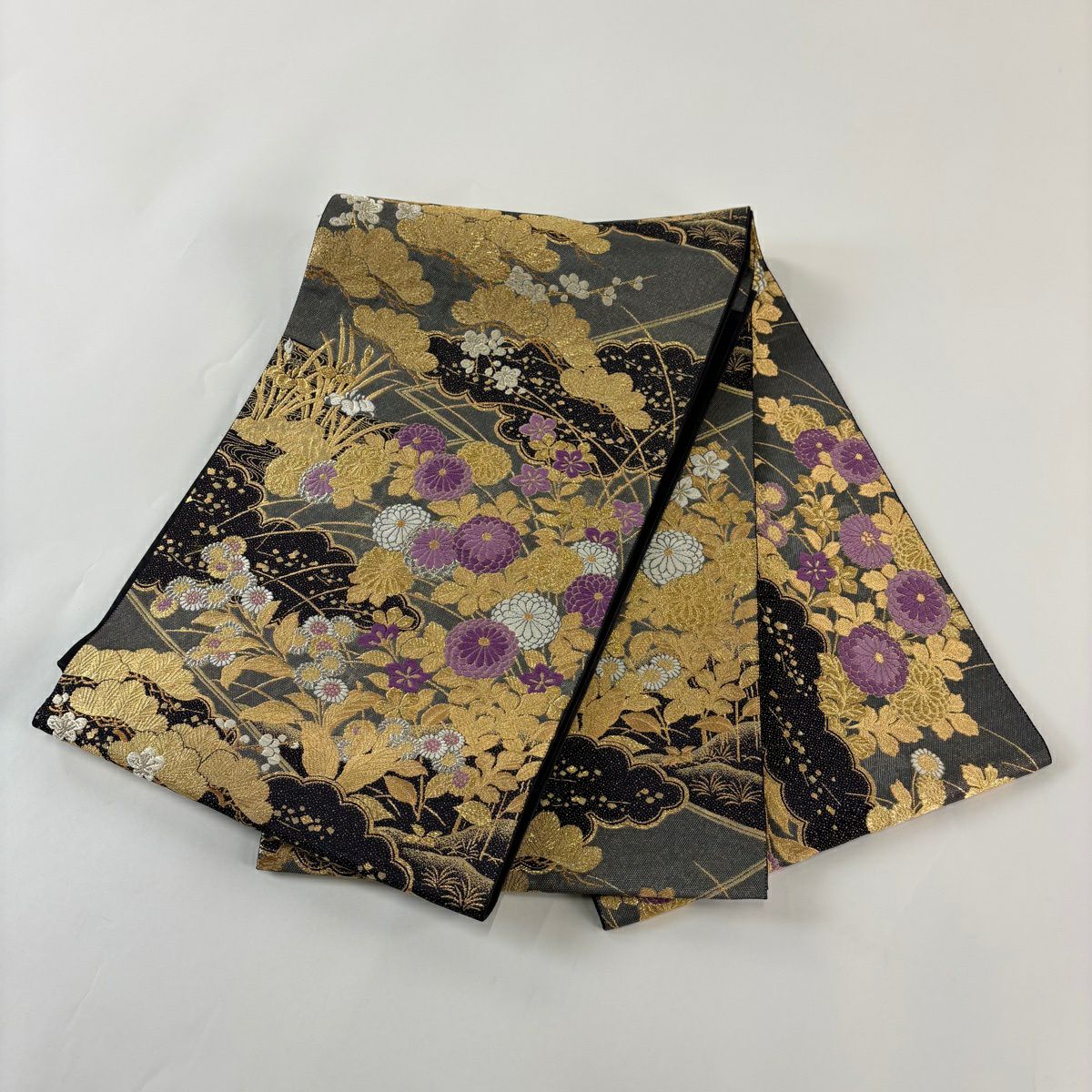 【美品】 袋帶 逸品級 帝王紫 落款あり じゅらく 菊花 松樹秋草蒔絵文 刺繡 金糸 墨色 お太鼓柄 純蠶絲