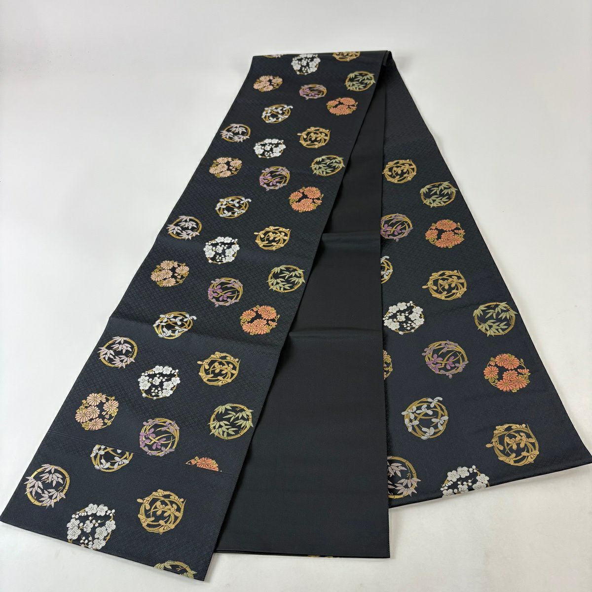 【美品】 袋帶 名品級 金金箔屋清兵衛 落款 西陣織 花丸紋 菊花 金金箔 黑灰 六通 純蠶絲