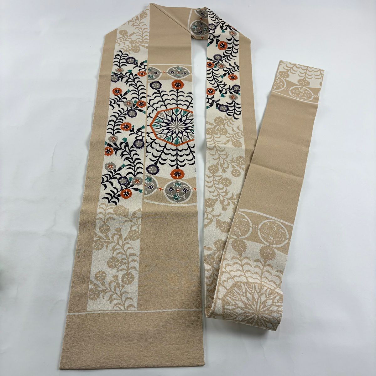 【美品】 名古屋帶 逸品級 栗山吉三郎 落款あり 和染紅型 華紋 草花紋紋 絞織 米色 純蠶絲