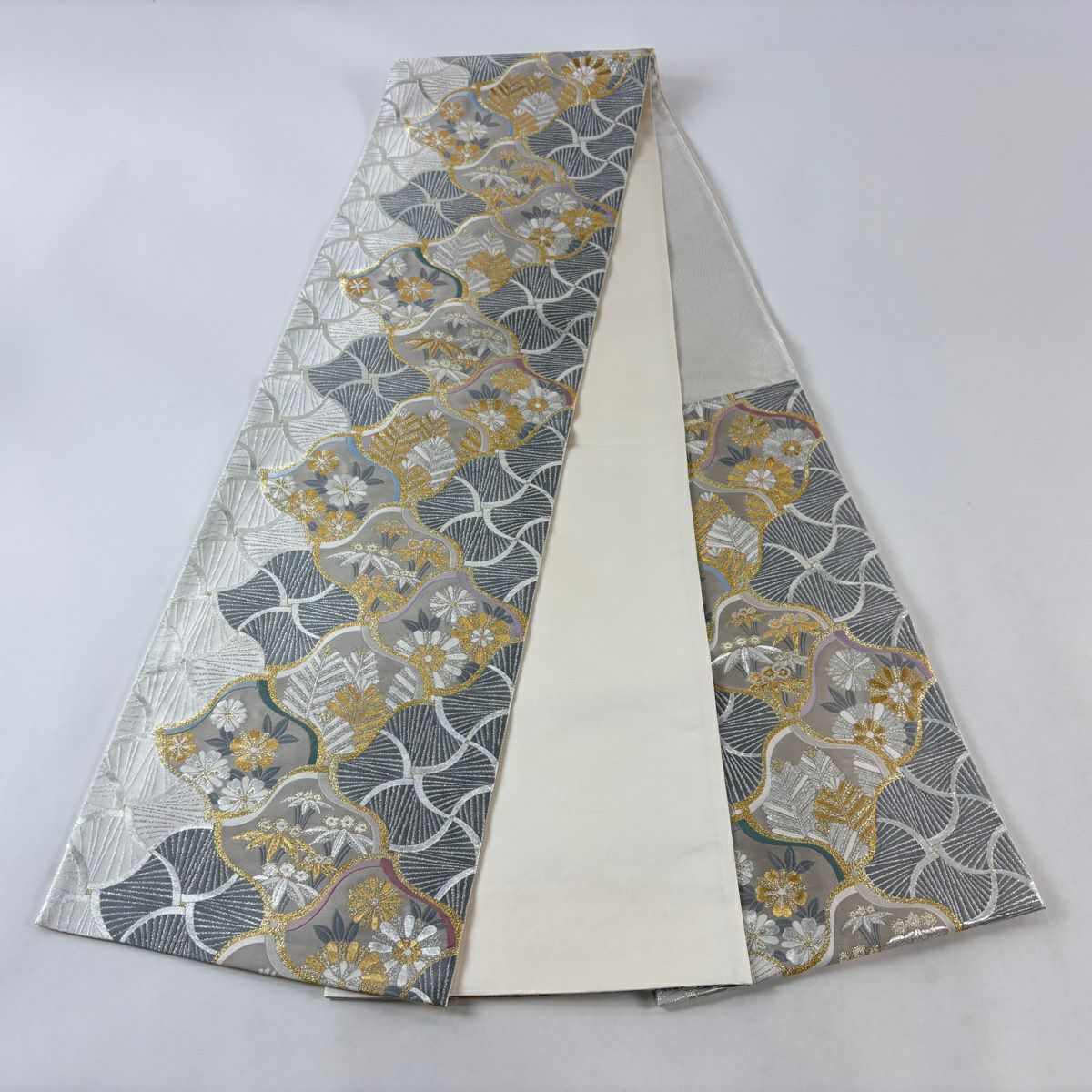 【美品】 袋帶 秀品級 草花紋 若松樹 金金箔 灰白 六通 純蠶絲